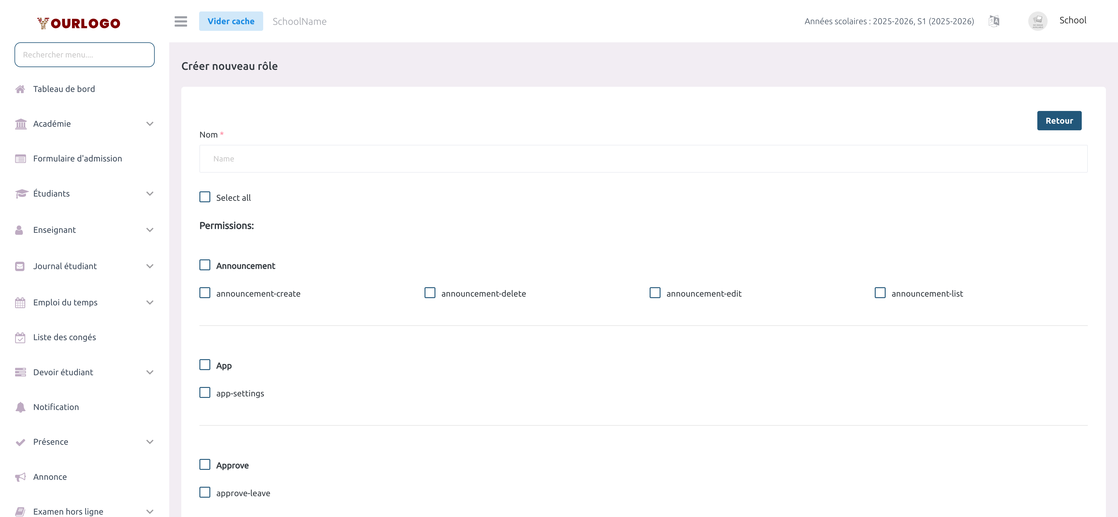 Page de création de rôle avec champ de nom et cases à cocher de permissions